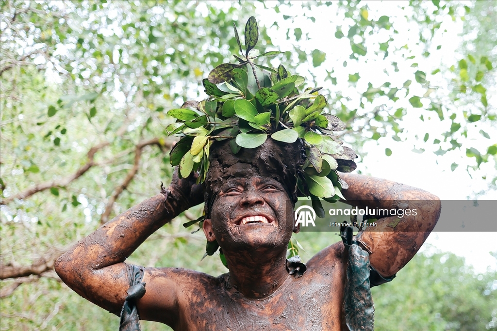 Endonezya'da 'Sessizlik Günü' kapsamında çamur banyosu yapıldı