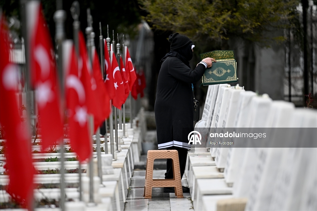 Şehitliklerde bayram ziyareti