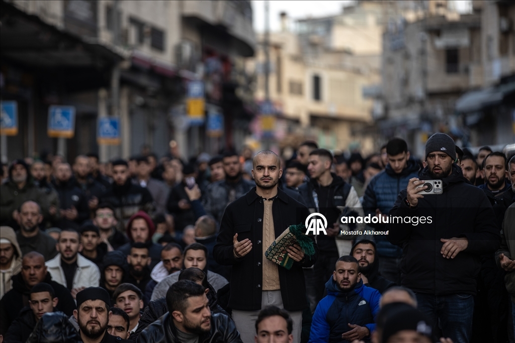 Палестинцы совершили праздничную молитву вокруг мечети Аль-Акса, закрытой из-за ограничений Израиля