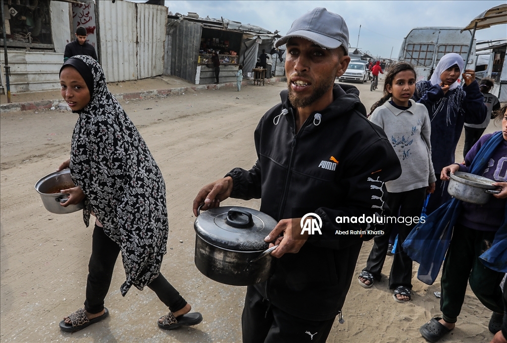 Палестинцам в Газе раздают горячую пищу