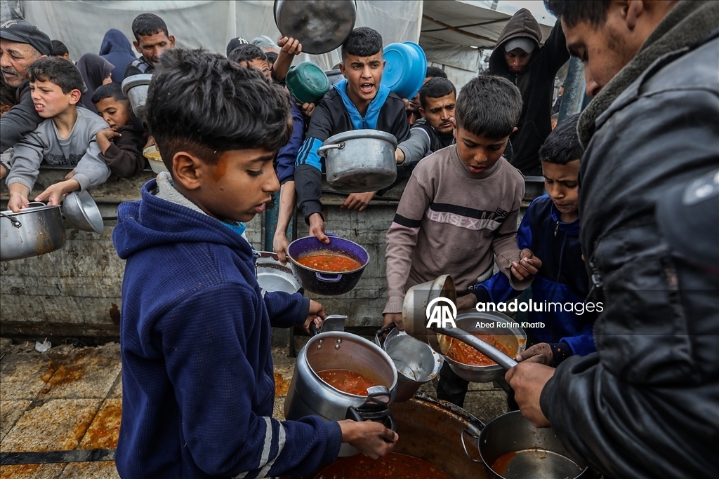 Палестинцам в Газе раздают горячую пищу 4