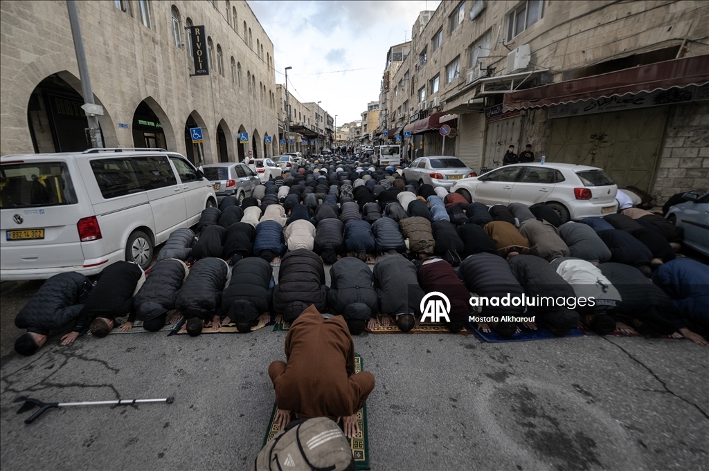 Палестинцы совершили праздничную молитву вокруг мечети Аль-Акса, закрытой из-за ограничений Израиля