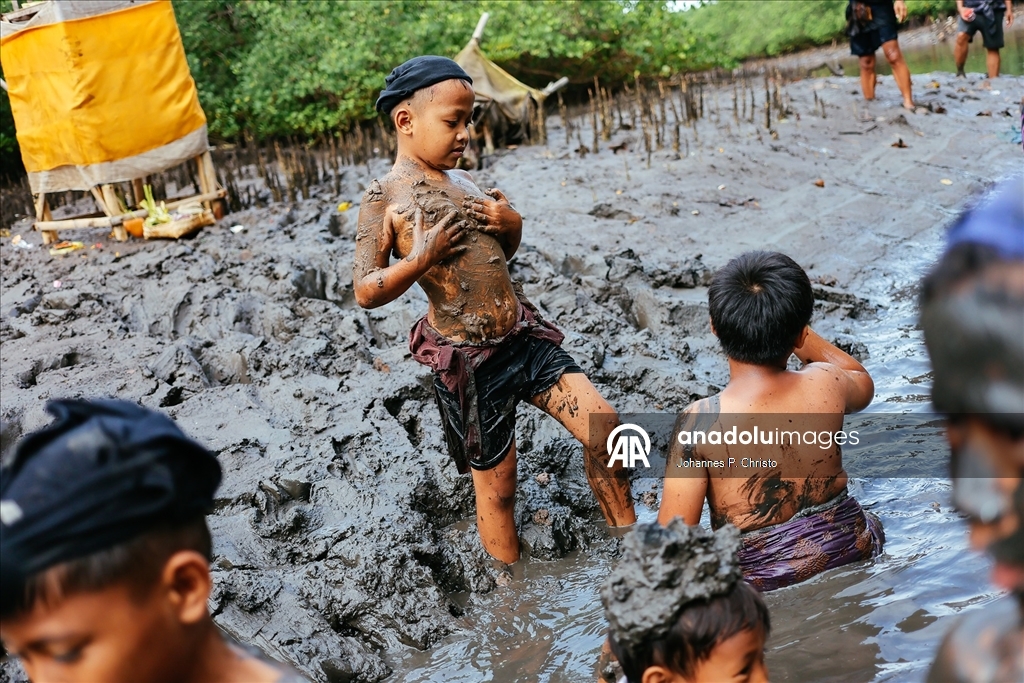 Endonezya'da 'Sessizlik Günü' kapsamında çamur banyosu yapıldı