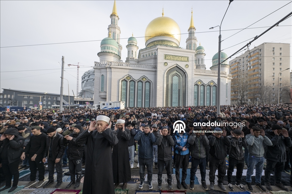 Мусульмане в России совершили праздничную молитву в мечетях