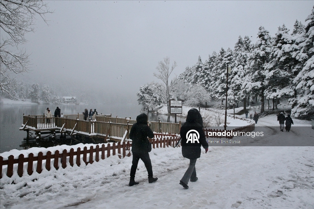 Abant ve Gölcük'te martta yağan kar tatilcileri sevindirdi