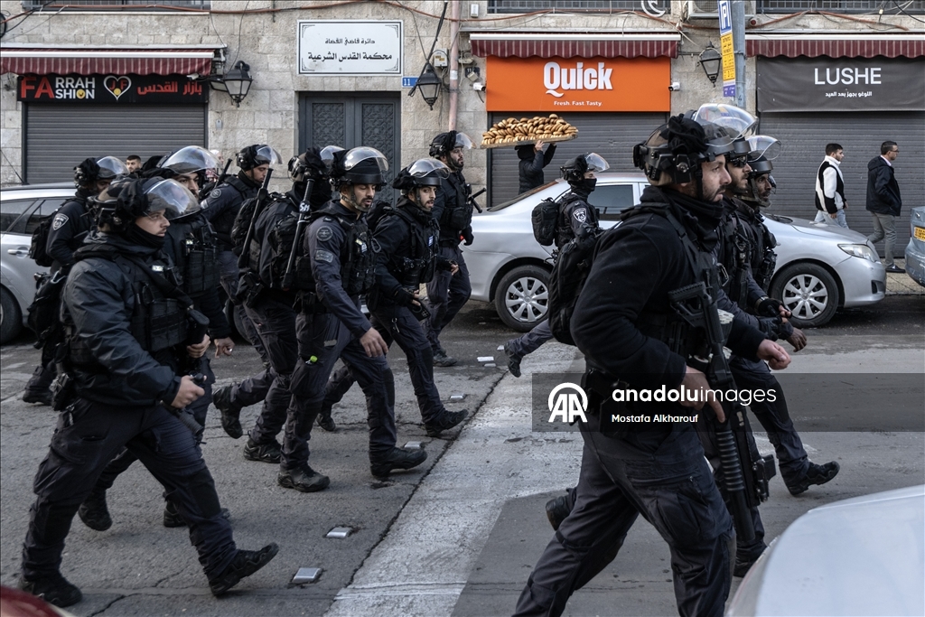 Палестинцы совершили праздничную молитву вокруг мечети Аль-Акса, закрытой из-за ограничений Израиля