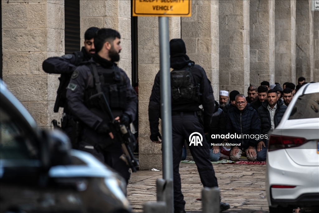 Палестинцы совершили праздничную молитву вокруг мечети Аль-Акса, закрытой из-за ограничений Израиля