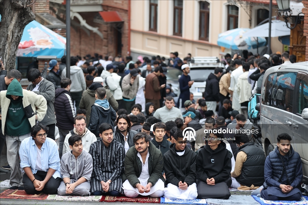 В Тбилиси совершен праздничный намаз по случаю Рамазан-байрам