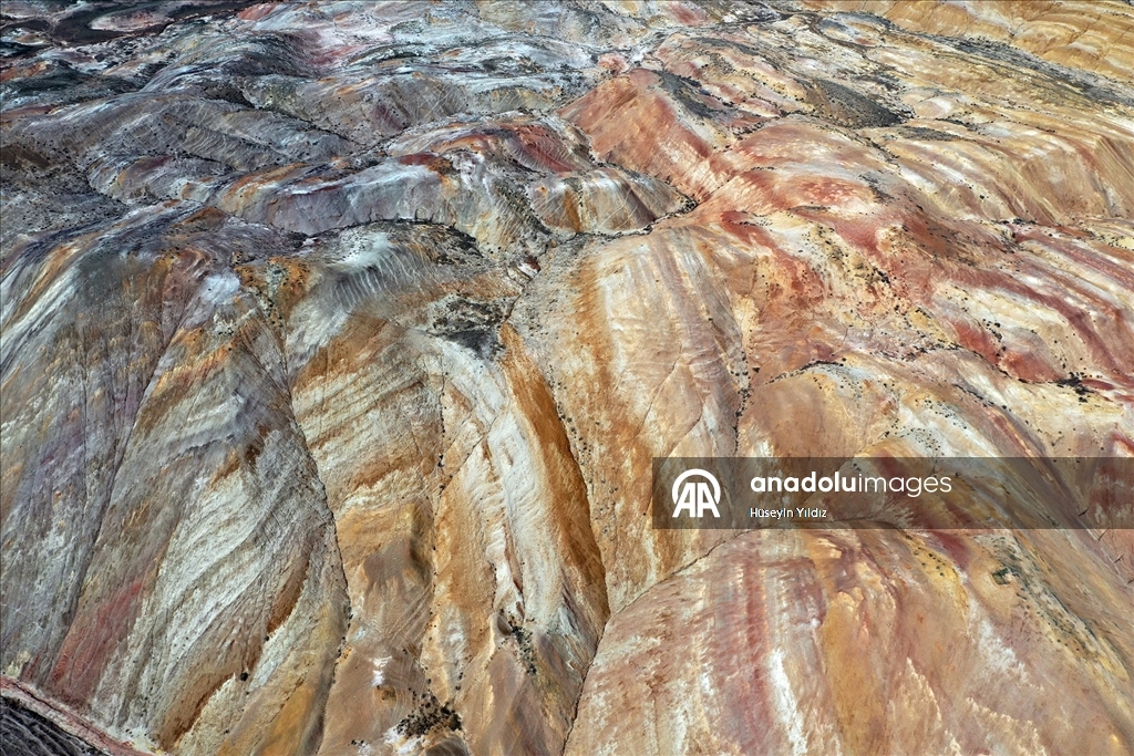 Iğdır'daki Gökkuşağı Tepeleri'nde ilkbahar güzelliği