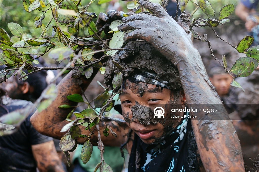 Endonezya'da 'Sessizlik Günü' kapsamında çamur banyosu yapıldı