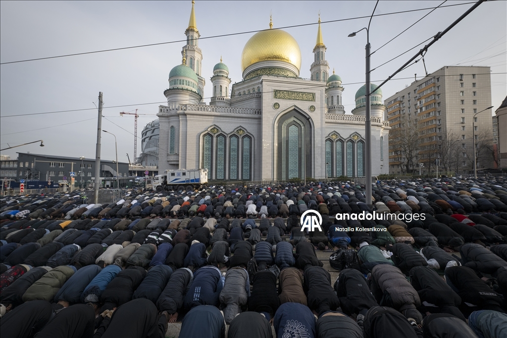 Мусульмане в России совершили праздничную молитву в мечетях