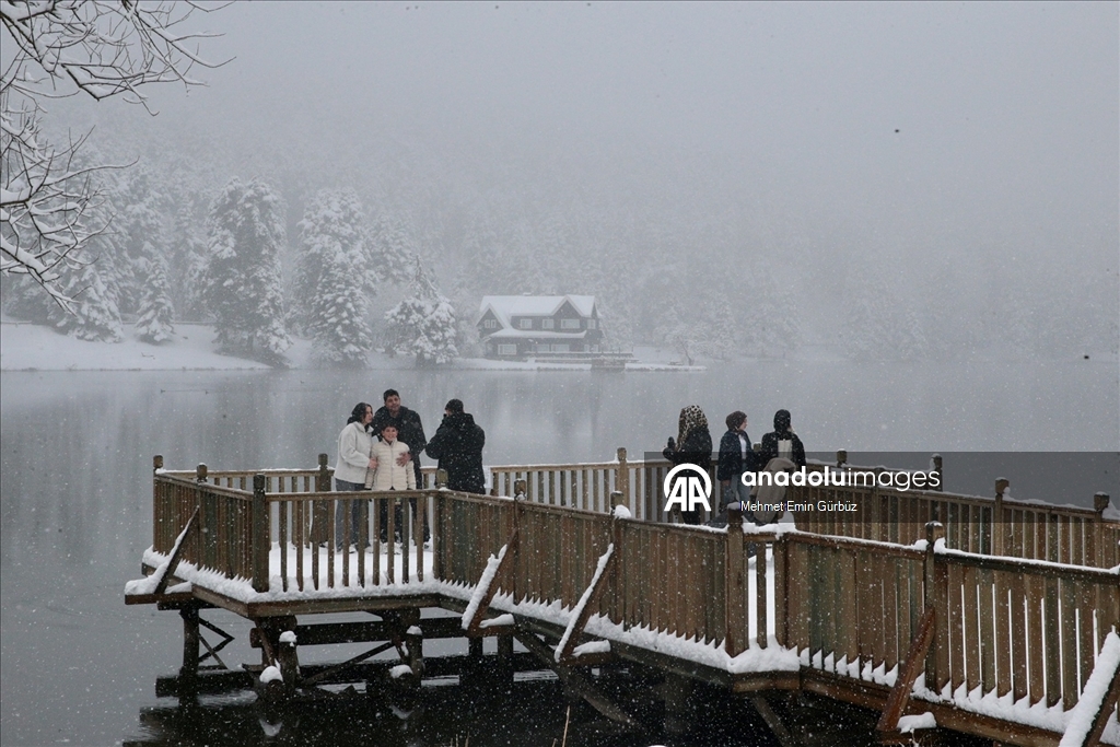 Abant ve Gölcük'te martta yağan kar tatilcileri sevindirdi