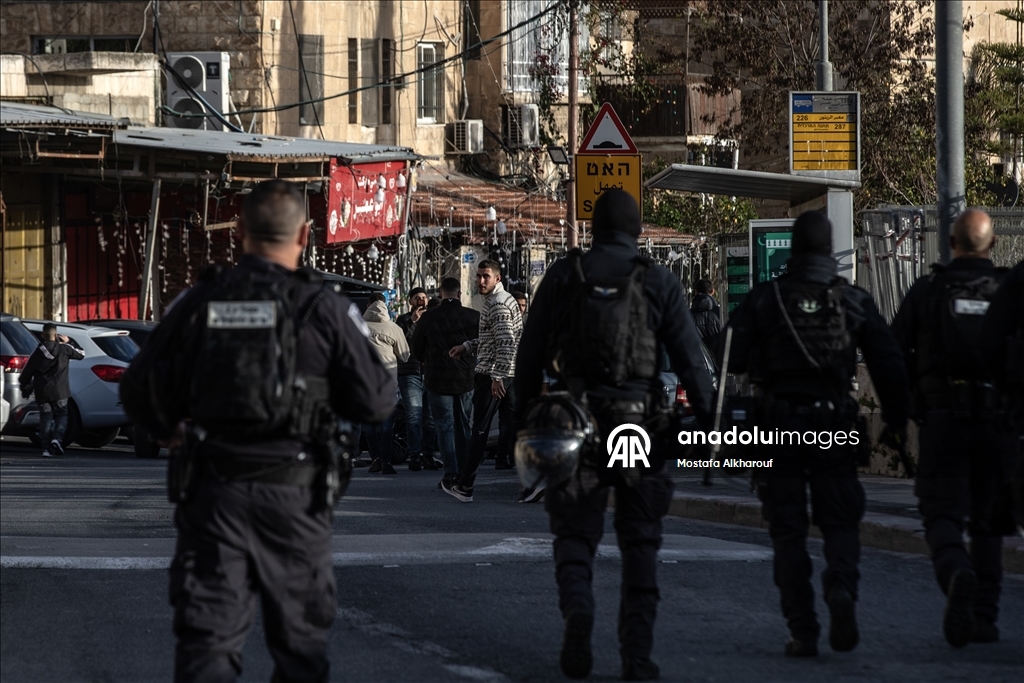 Палестинцы совершили праздничную молитву вокруг мечети Аль-Акса, закрытой из-за ограничений Израиля