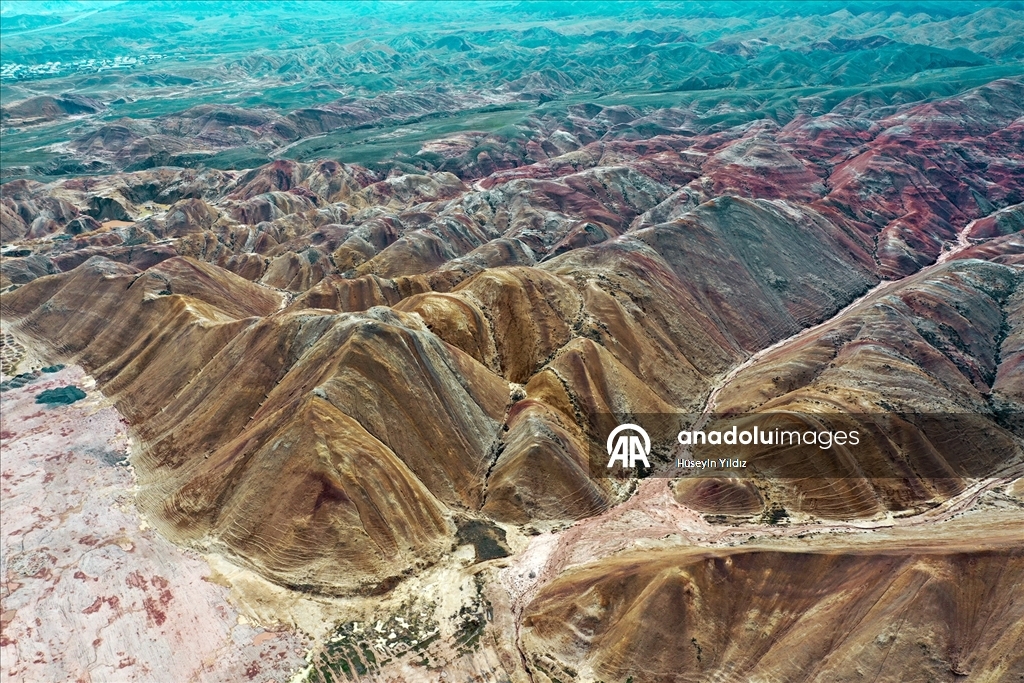 Iğdır'daki Gökkuşağı Tepeleri'nde ilkbahar güzelliği