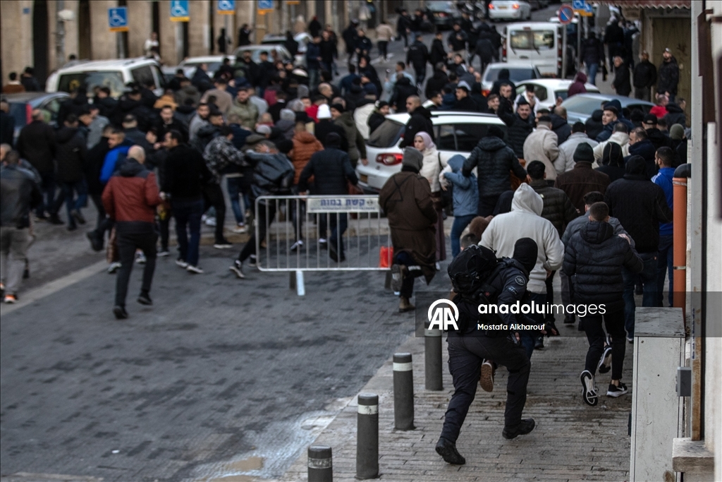 Палестинцы совершили праздничную молитву вокруг мечети Аль-Акса, закрытой из-за ограничений Израиля