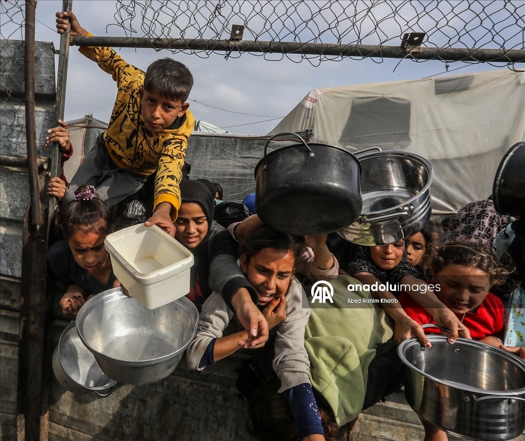 Палестинцам в Газе раздают горячую пищу 7