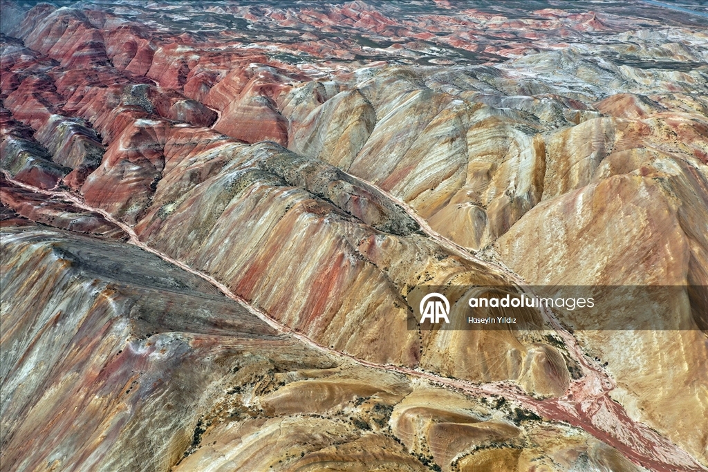 Iğdır'daki Gökkuşağı Tepeleri'nde ilkbahar güzelliği