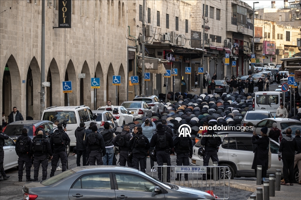 Палестинцы совершили праздничную молитву вокруг мечети Аль-Акса, закрытой из-за ограничений Израиля