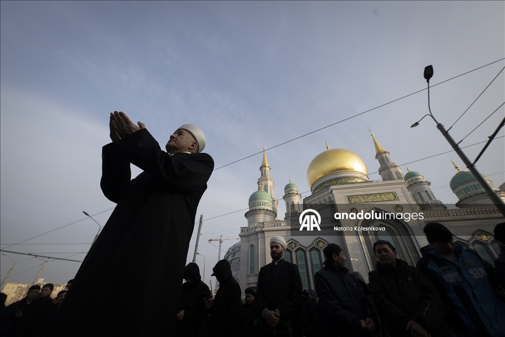 Мусульмане в России совершили праздничную молитву в мечетях