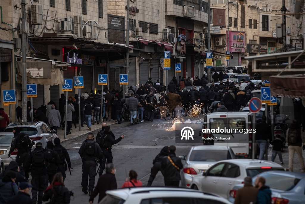 Палестинцы совершили праздничную молитву вокруг мечети Аль-Акса, закрытой из-за ограничений Израиля