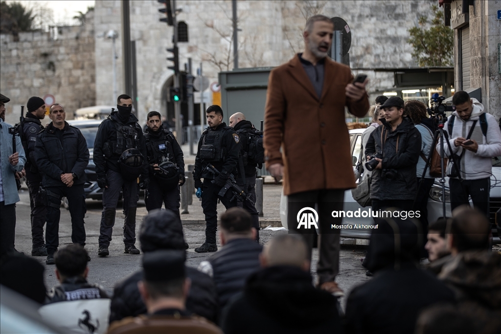 Палестинцы совершили праздничную молитву вокруг мечети Аль-Акса, закрытой из-за ограничений Израиля