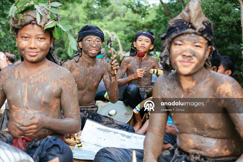 Endonezya'da 'Sessizlik Günü' kapsamında çamur banyosu yapıldı