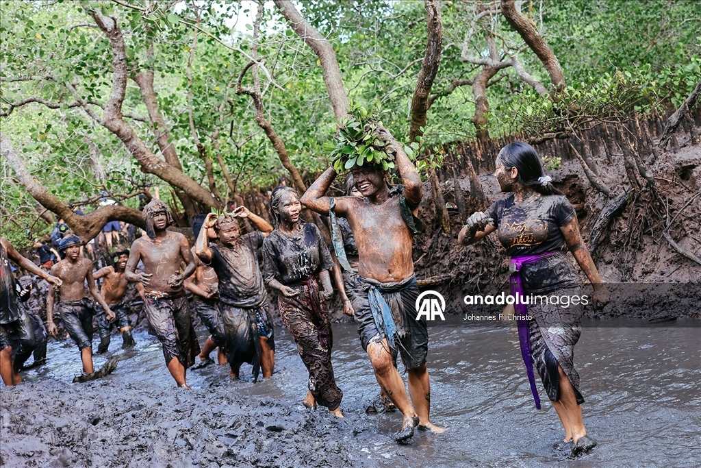 Endonezya'da 'Sessizlik Günü' kapsamında çamur banyosu yapıldı