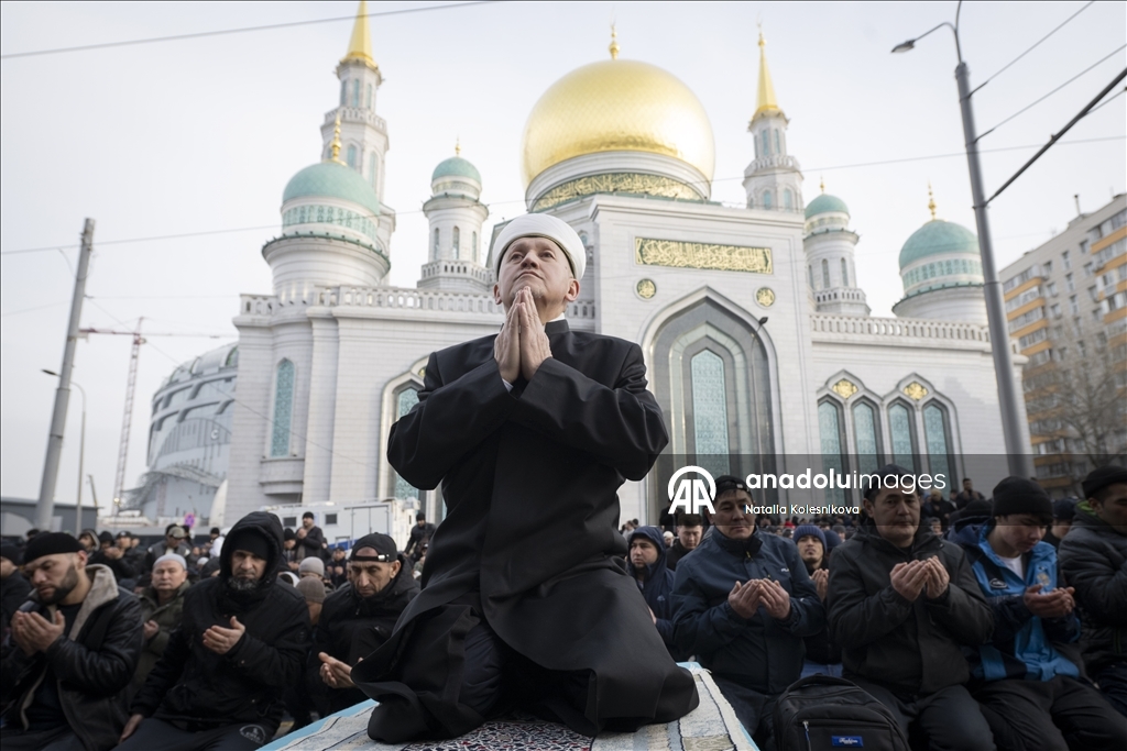 Мусульмане в России совершили праздничную молитву в мечетях