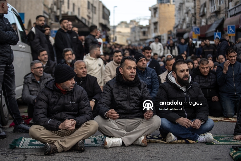 Палестинцы совершили праздничную молитву вокруг мечети Аль-Акса, закрытой из-за ограничений Израиля