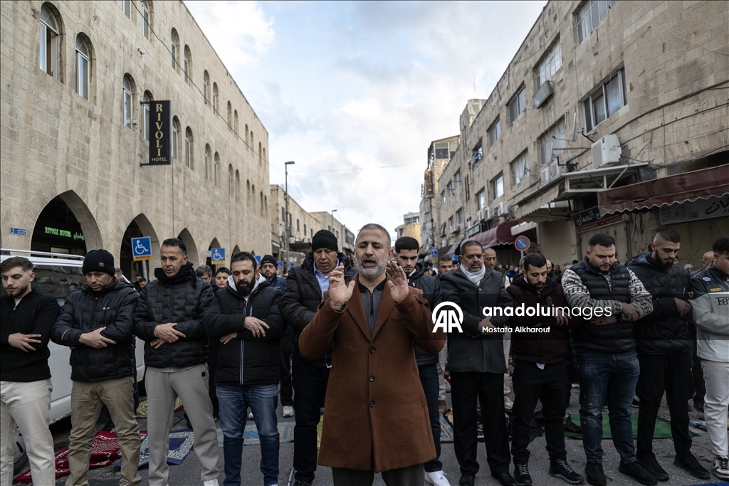 Палестинцы совершили праздничную молитву вокруг мечети Аль-Акса, закрытой из-за ограничений Израиля