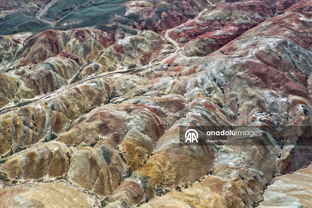 Iğdır'daki Gökkuşağı Tepeleri'nde ilkbahar güzelliği