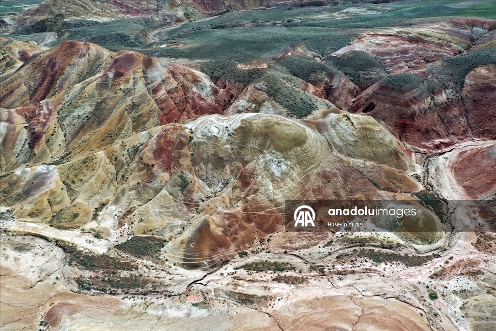 Iğdır'daki Gökkuşağı Tepeleri'nde ilkbahar güzelliği