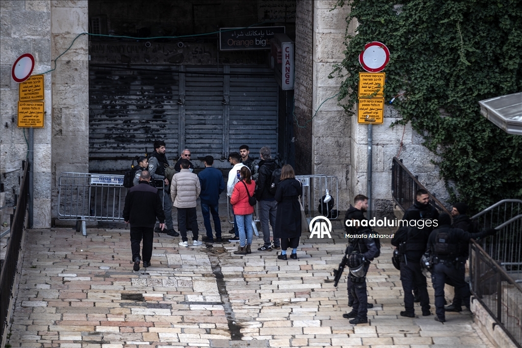 Палестинцы совершили праздничную молитву вокруг мечети Аль-Акса, закрытой из-за ограничений Израиля