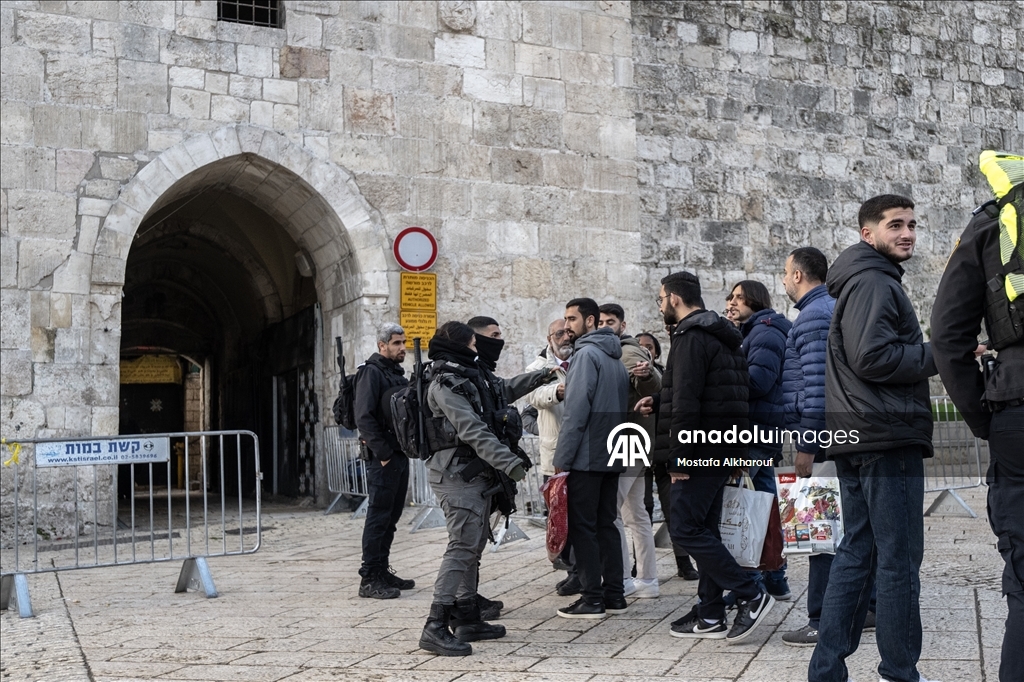 Палестинцы совершили праздничную молитву вокруг мечети Аль-Акса, закрытой из-за ограничений Израиля