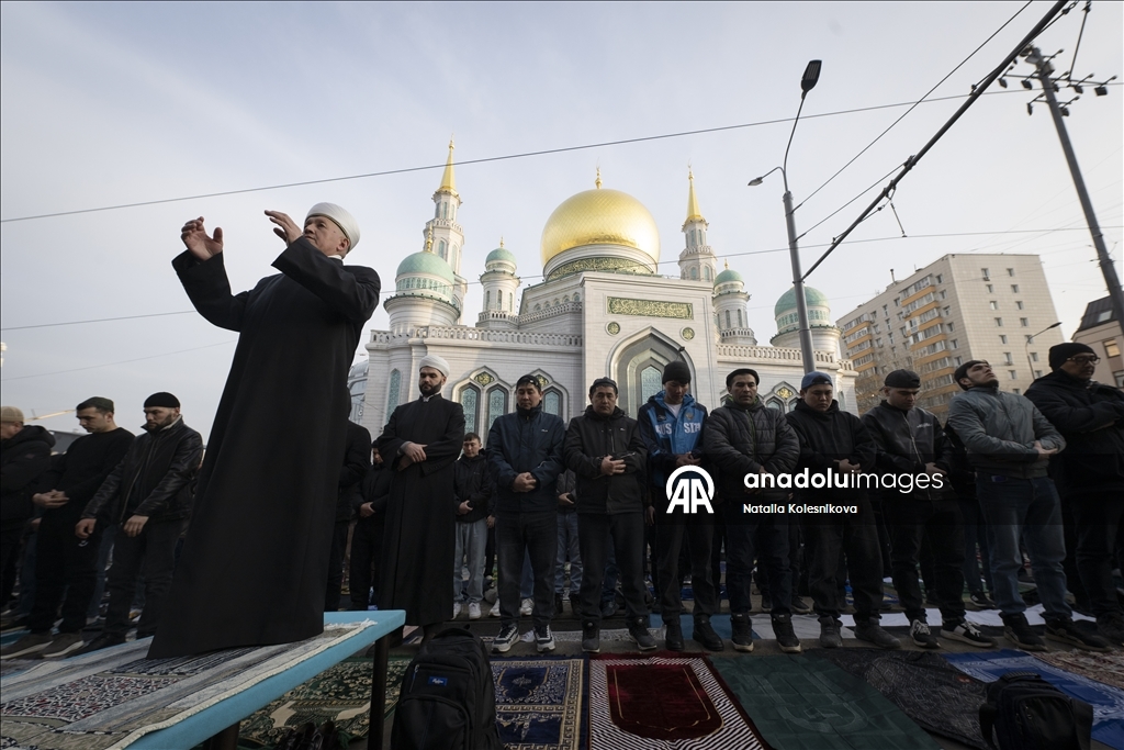 Мусульмане в России совершили праздничную молитву в мечетях