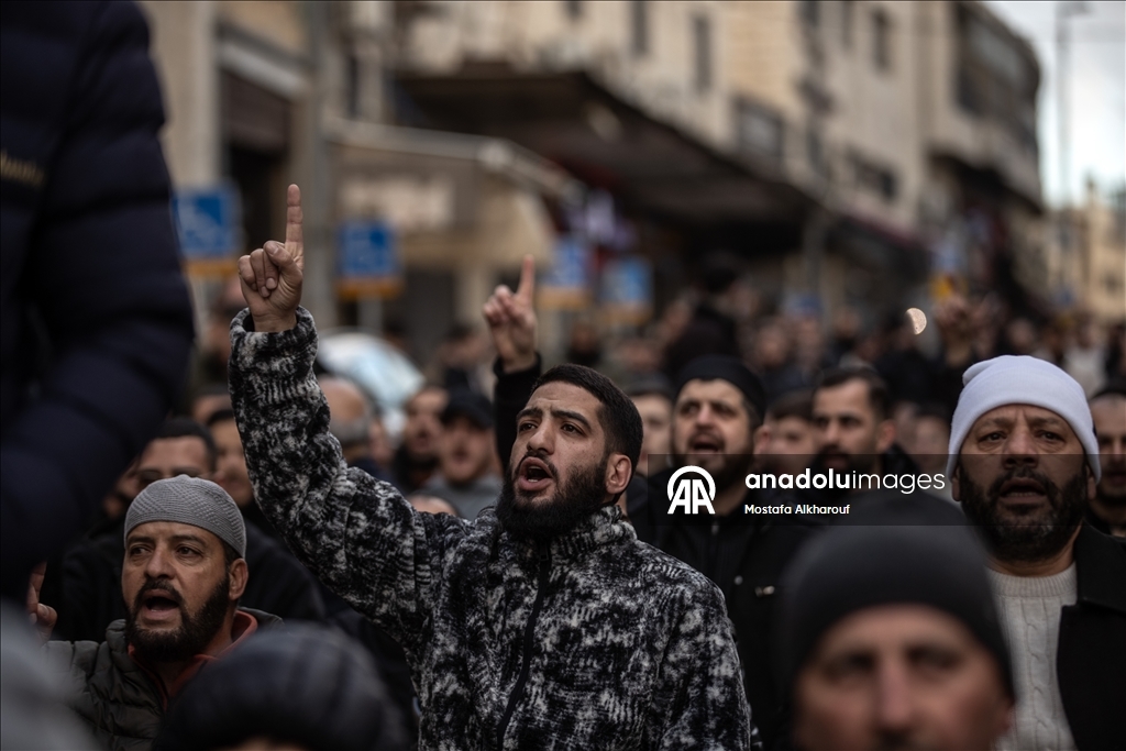 Палестинцы совершили праздничную молитву вокруг мечети Аль-Акса, закрытой из-за ограничений Израиля