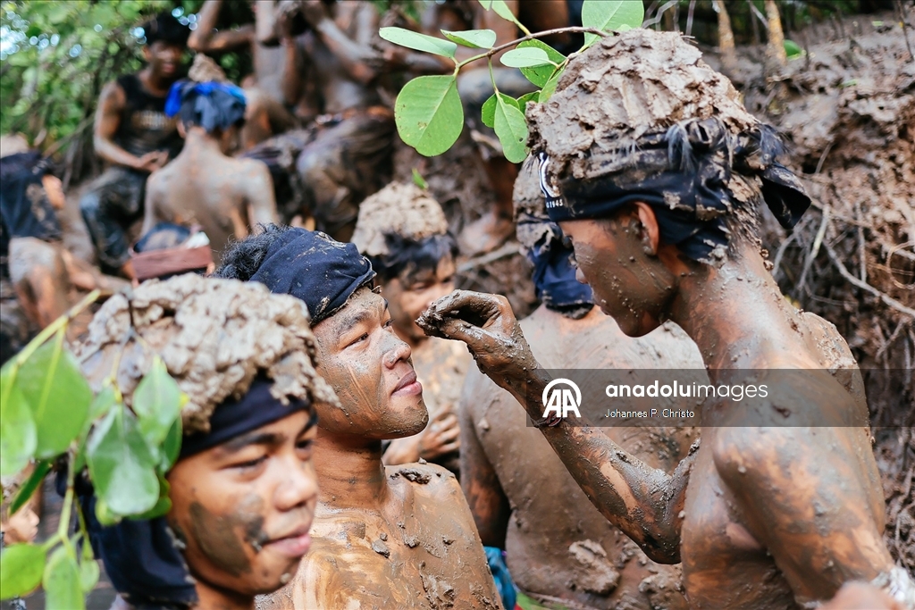 Endonezya'da 'Sessizlik Günü' kapsamında çamur banyosu yapıldı