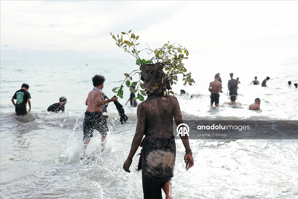 Endonezya'da 'Sessizlik Günü' kapsamında çamur banyosu yapıldı