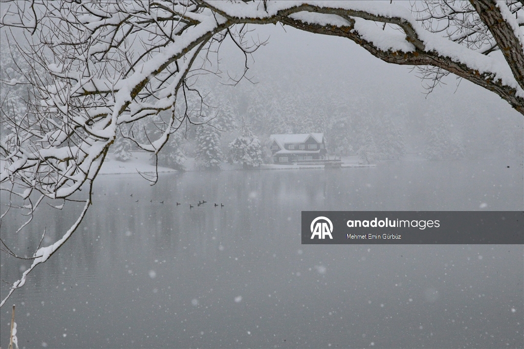 Abant ve Gölcük'te martta yağan kar tatilcileri sevindirdi