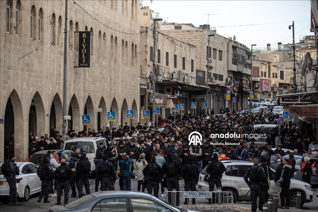 Палестинцы совершили праздничную молитву вокруг мечети Аль-Акса, закрытой из-за ограничений Израиля