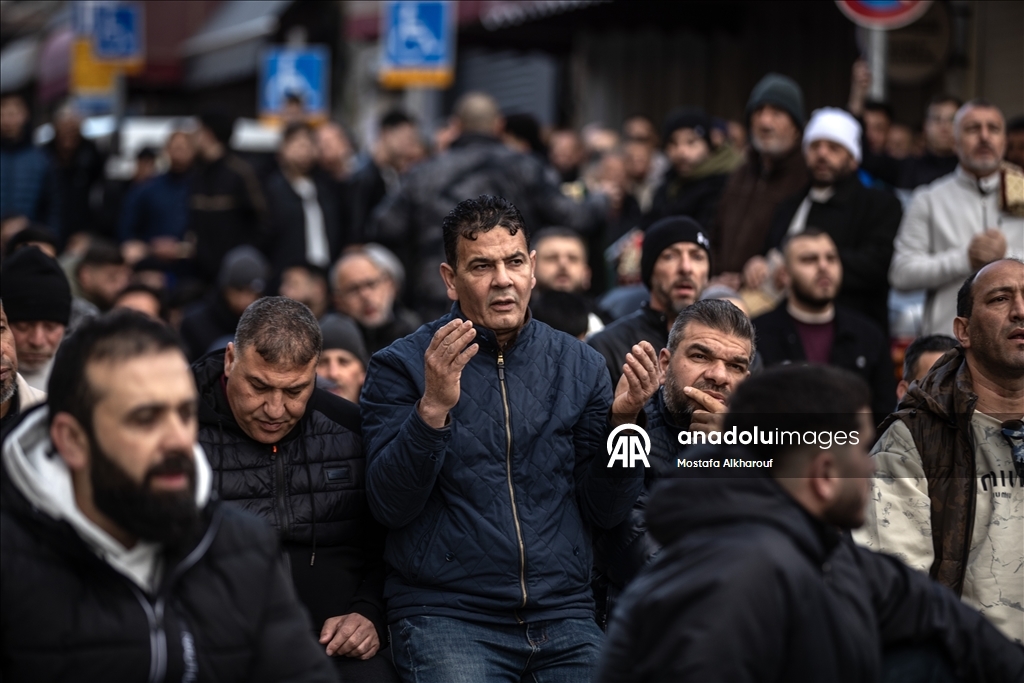 Палестинцы совершили праздничную молитву вокруг мечети Аль-Акса, закрытой из-за ограничений Израиля