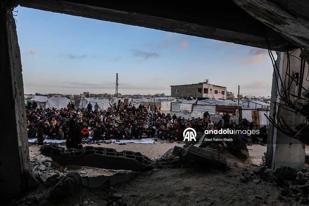 Gazze'nin Han Yunus kentinde bayram namazı kılındı