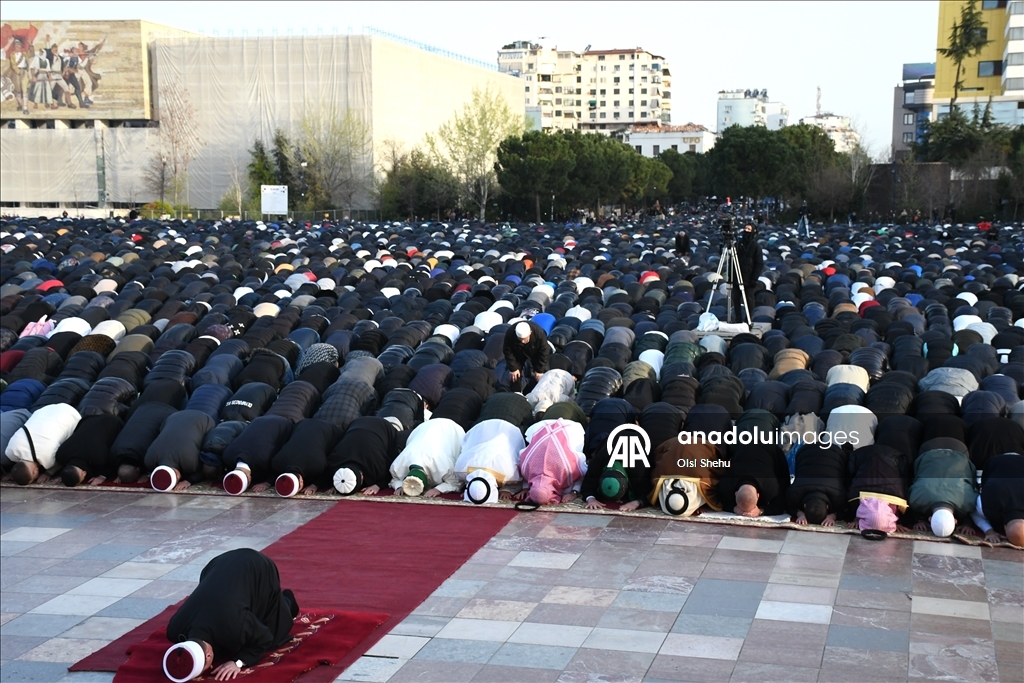 Мусульмане на Балканах совершили праздничную молитву по случаю завершения Рамазана