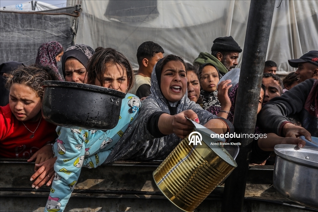 Палестинцам в Газе раздают горячую пищу 6