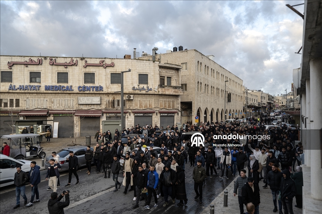 Палестинцы совершили праздничную молитву вокруг мечети Аль-Акса, закрытой из-за ограничений Израиля