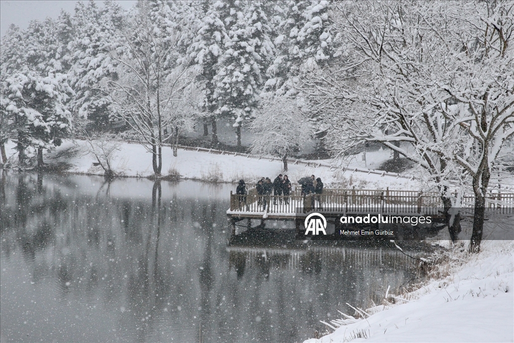 Abant ve Gölcük'te martta yağan kar tatilcileri sevindirdi