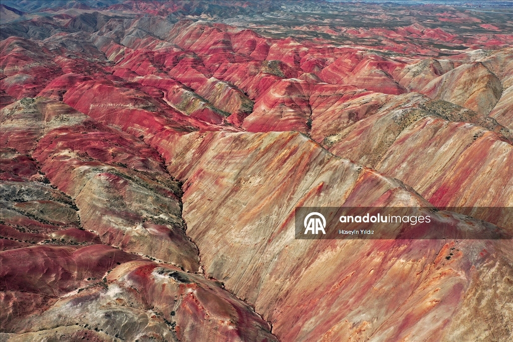 Iğdır'daki Gökkuşağı Tepeleri'nde ilkbahar güzelliği