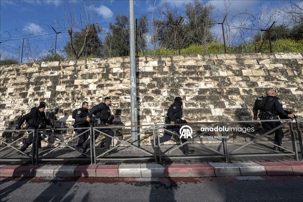 Палестинцы совершили праздничную молитву вокруг мечети Аль-Акса, закрытой из-за ограничений Израиля