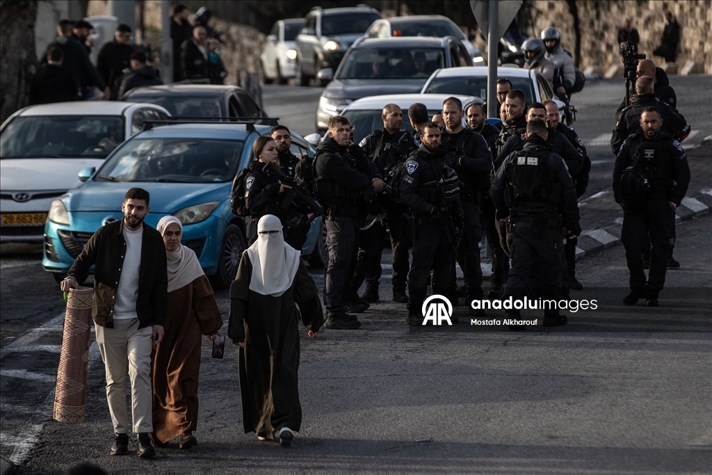 Палестинцы совершили праздничную молитву вокруг мечети Аль-Акса, закрытой из-за ограничений Израиля