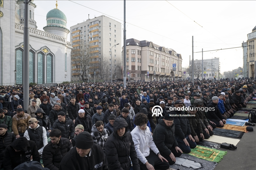 Мусульмане в России совершили праздничную молитву в мечетях